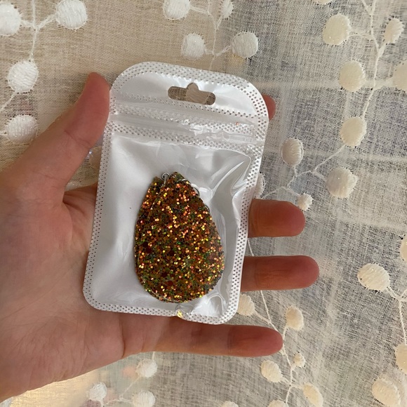 Glitter teardrop green leather earrings - Picture 2 of 4